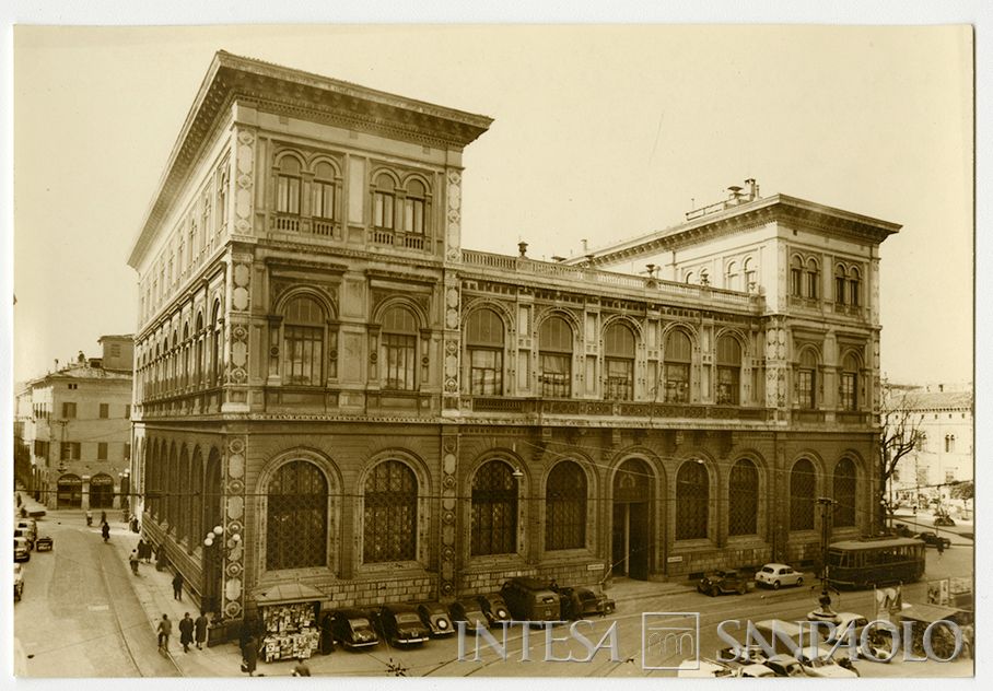Cassa di Risparmio in Bologna, cartolina postale con il palazzo della sede, anni Quaranta (fotografo sconosciuto)