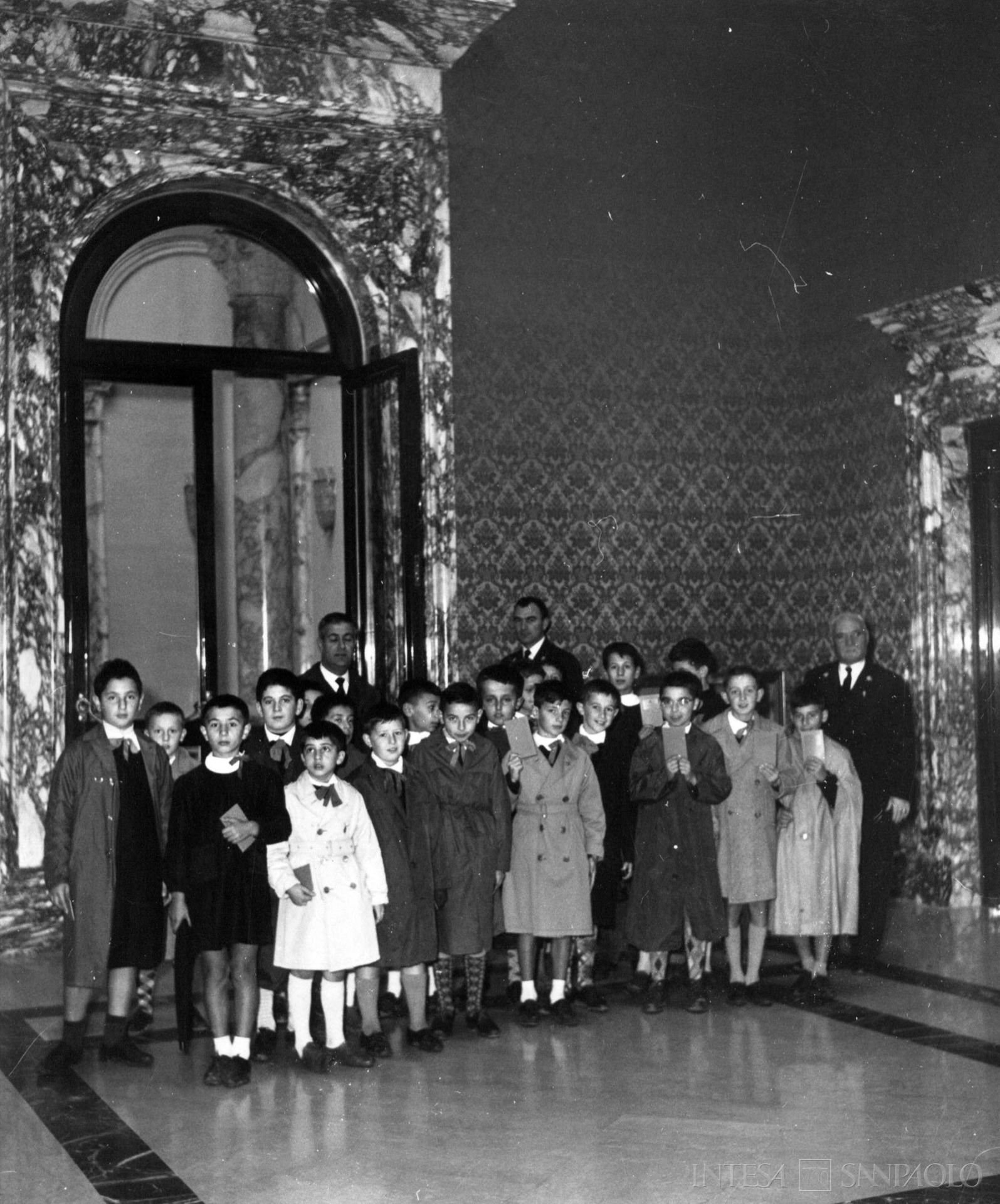 Cassa dei Risparmi di Forlì, scolaresca in sede per la Giornata Mondiale del Risparmio, anni Sessanta (fotografo sconosciuto)