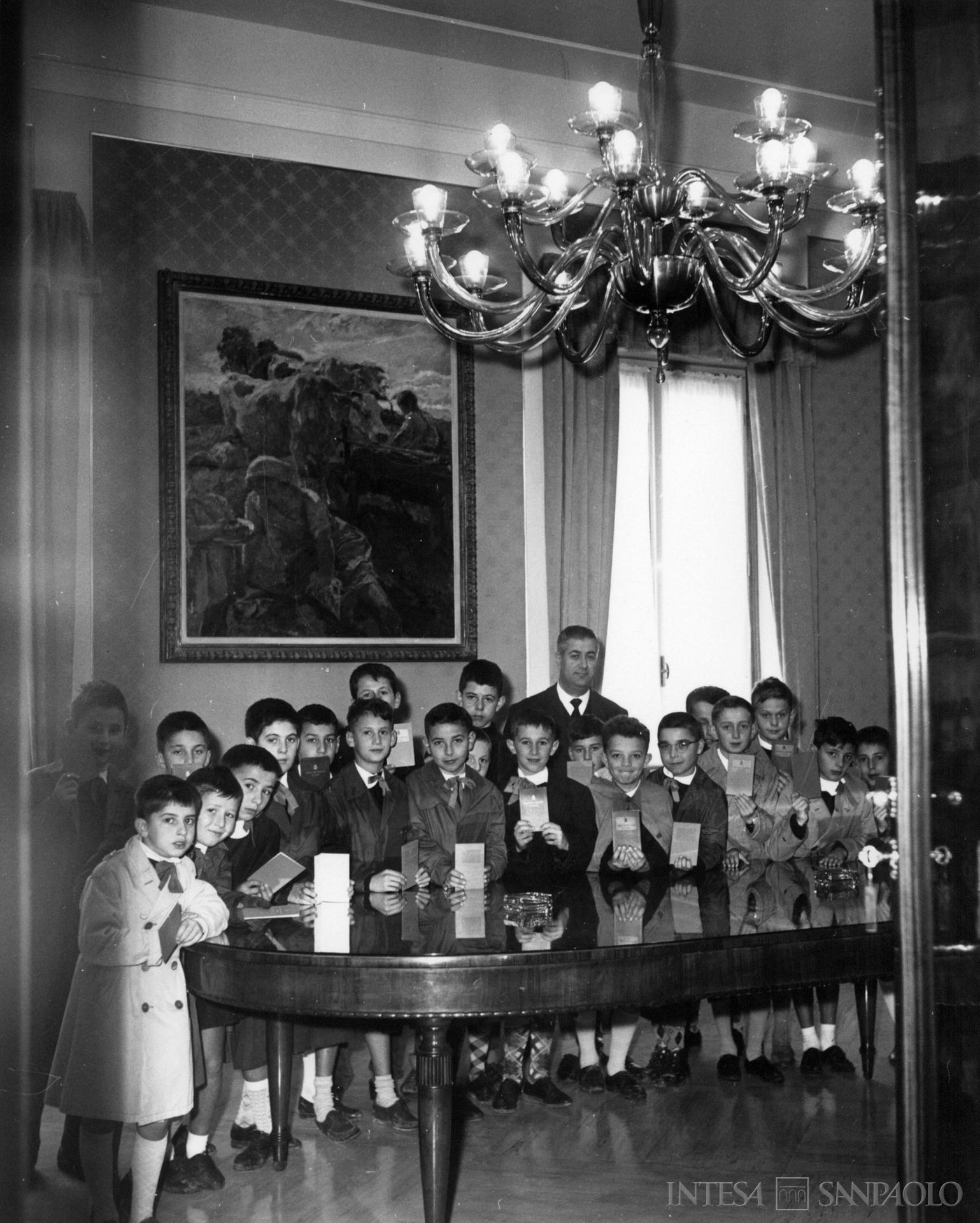 Cassa dei Risparmi di Forlì, scolaresca in sede per la Giornata Mondiale del Risparmio, anni Sessanta (fotografo sconosciuto)