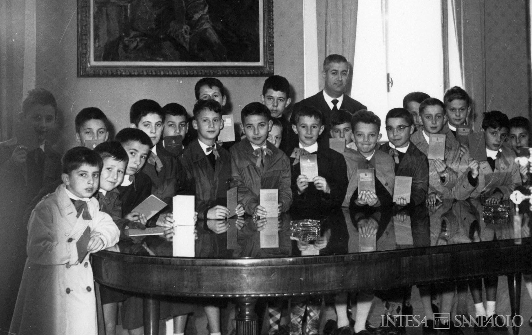 Cassa dei Risparmi di Forlì, scolaresca in sede per la Giornata Mondiale del Risparmio, anni Sessanta (fotografo sconosciuto)