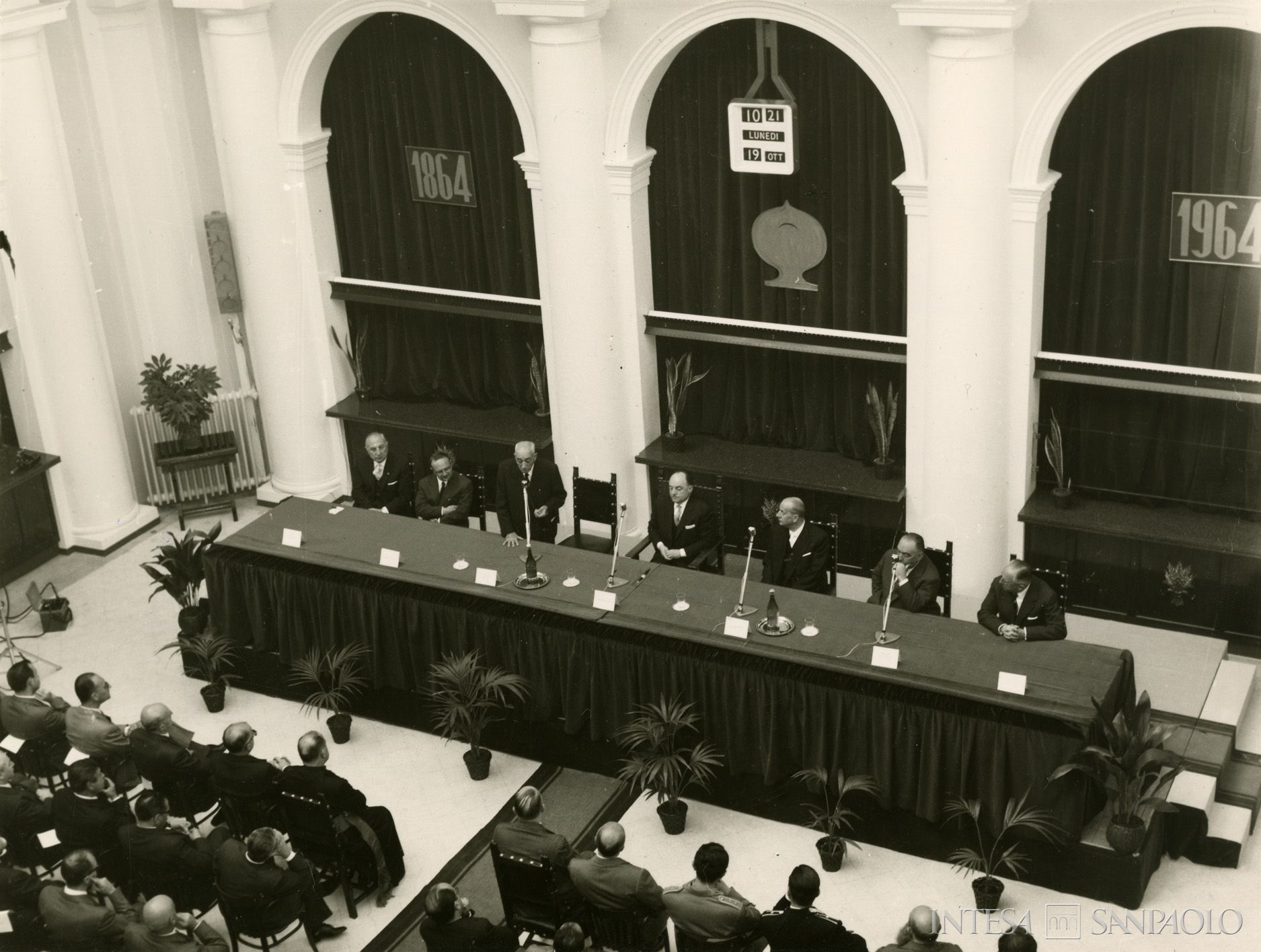 Cassa di Risparmio di Mirandola, intervento del presidente Mario Merighi durante le celebrazioni per il centenario di fondazione, 19 ottobre 1964 (Foto Cine G. Trentini)