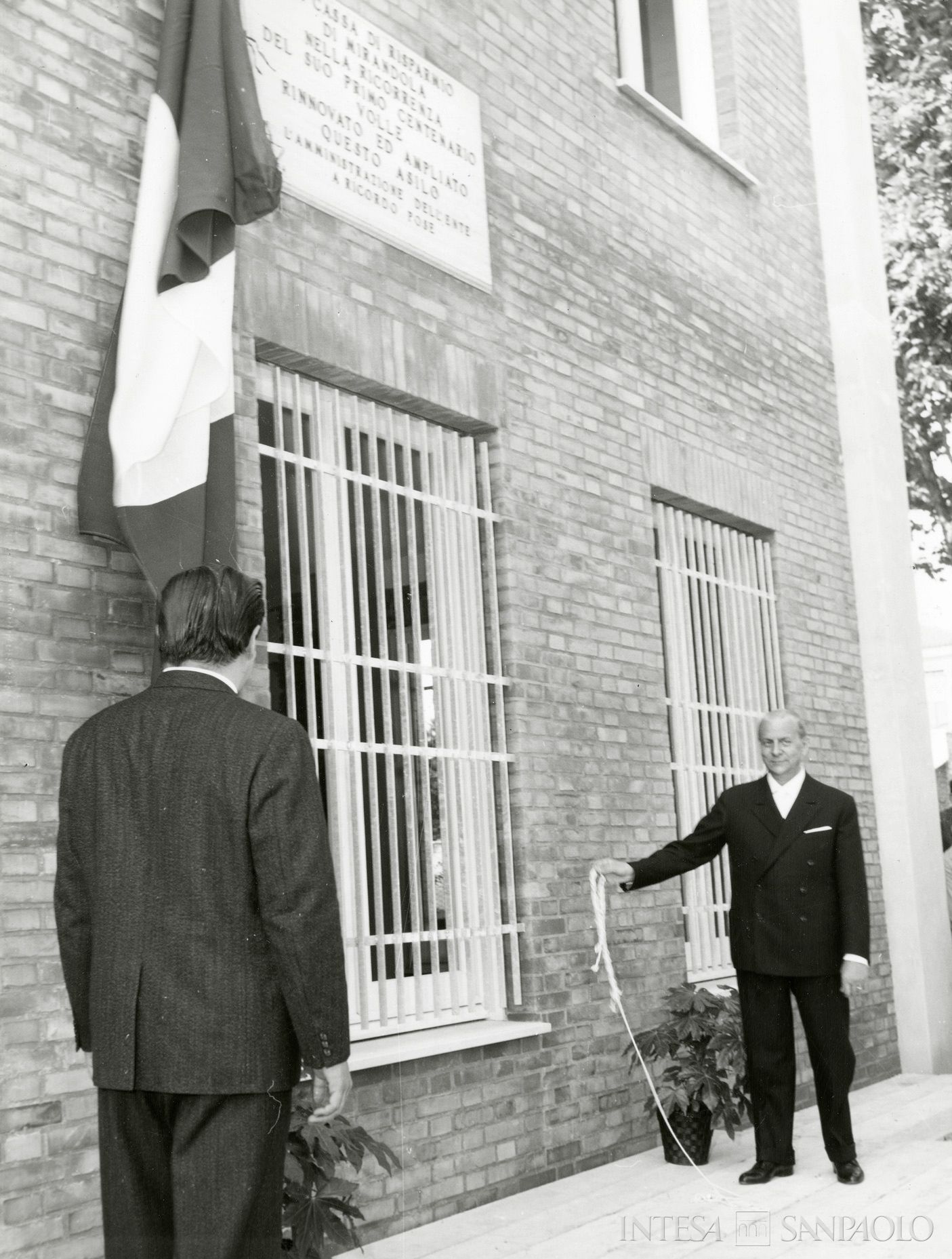 Cassa di Risparmio di Mirandola, il presedente dell'ACRI Giordano Dell'Amore scopre la targa commemorativa sull'ampliamento dell'Asilo Infantile voluto dalla Cassa nel centenario di fondazione, 19 ottobre 1964 (Foto Cine G. Trentini)