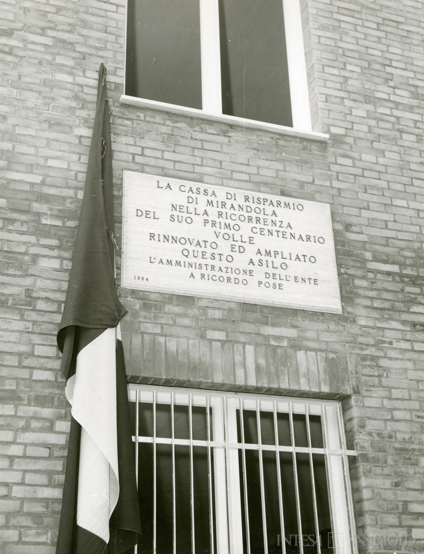 Cassa di Risparmio di Mirandola, targa commemorativa sull'ampliamento dell'Asilo Infantile voluto dalla Cassa nel centenario di fondazione, 19 ottobre 1964 (Foto Cine G. Trentini)