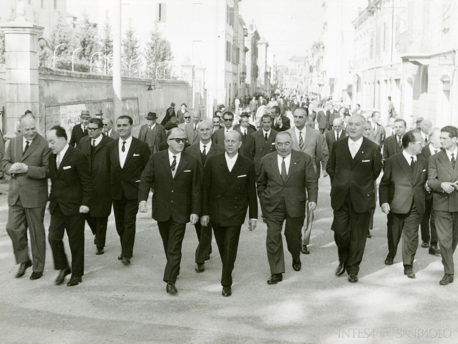 Cassa di Risparmio di Mirandola, Giordano Dell'Amore, il sindaco di Mirandola Gelsomino Gherardi e i vertici della Cassa durante le celebrazioni per il centenario di fondazione, 19 ottobre 1964 (Foto Cine G. Trentini)