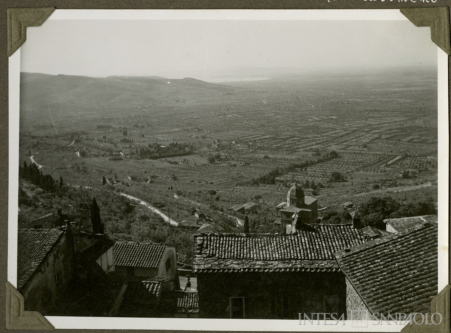 Cassa di Risparmio di Cortona, vista della campagna toscana da Cortona, 1934 (fotografia di Antonello Gerbi)