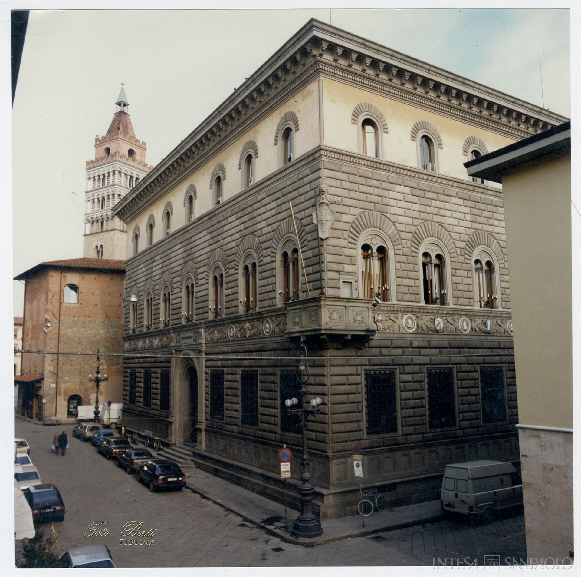 Cassa di Risparmio di Pistoia e Pescia, Palazzo Azzolini, sede dell'Istituto, anni Novanta (fotografia di Foto Berti)