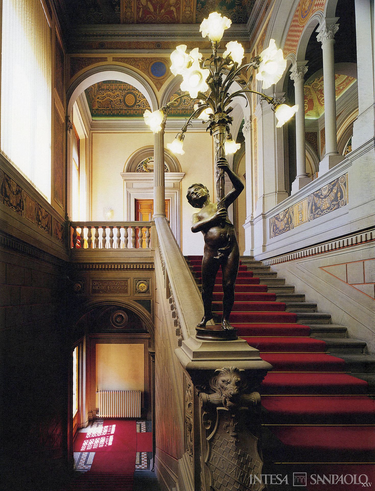 Cassa di Risparmio di Pistoia e Pescia, scalone d'onore di Palazzo Azzolini, sede dell'Istituto, fotografia datata anni Duemila, tratta da Un palazzo nuovo di stile vecchio. La sede della Cassa di Risparmio di Pistoia (1897-1931), 2005-2006 (fotografia di Grazia Sgrilli)