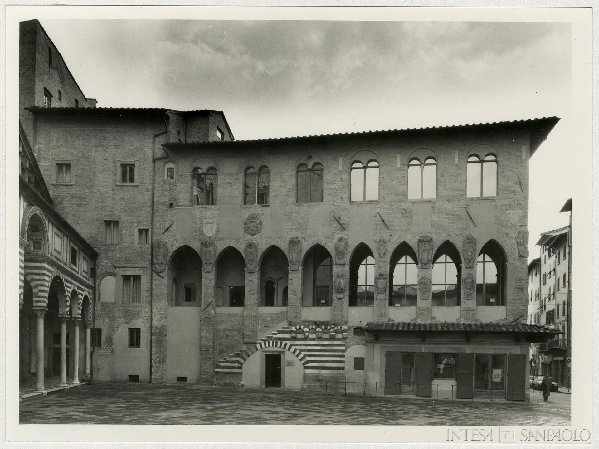 Cassa di Risparmio di Pistoia e Pescia, Palazzo Vescovi dopo il restauro del 1976 sostenuto dall'Istituto, post 1976 (fotografo sconosciuto)