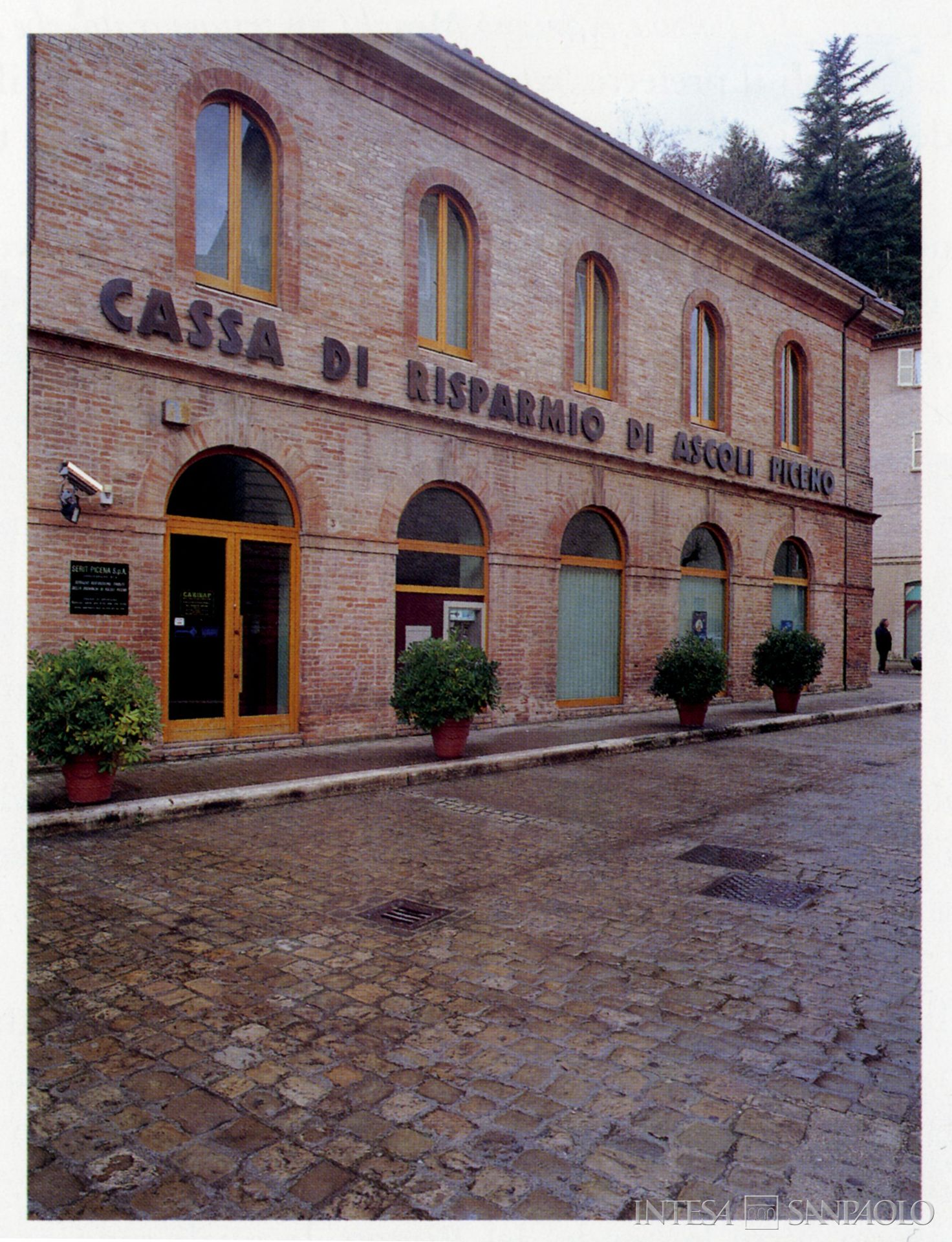 Cassa di Risparmio di Ascoli Piceno, la ex sede della Cassa di Risparmio di Amandola alla fine degli anni Novanta, fotografia tratta dal volume Ascoli e la Cassa di Risparmio dal 1842 al 2000, 2000 (fotografo sconosciuto)