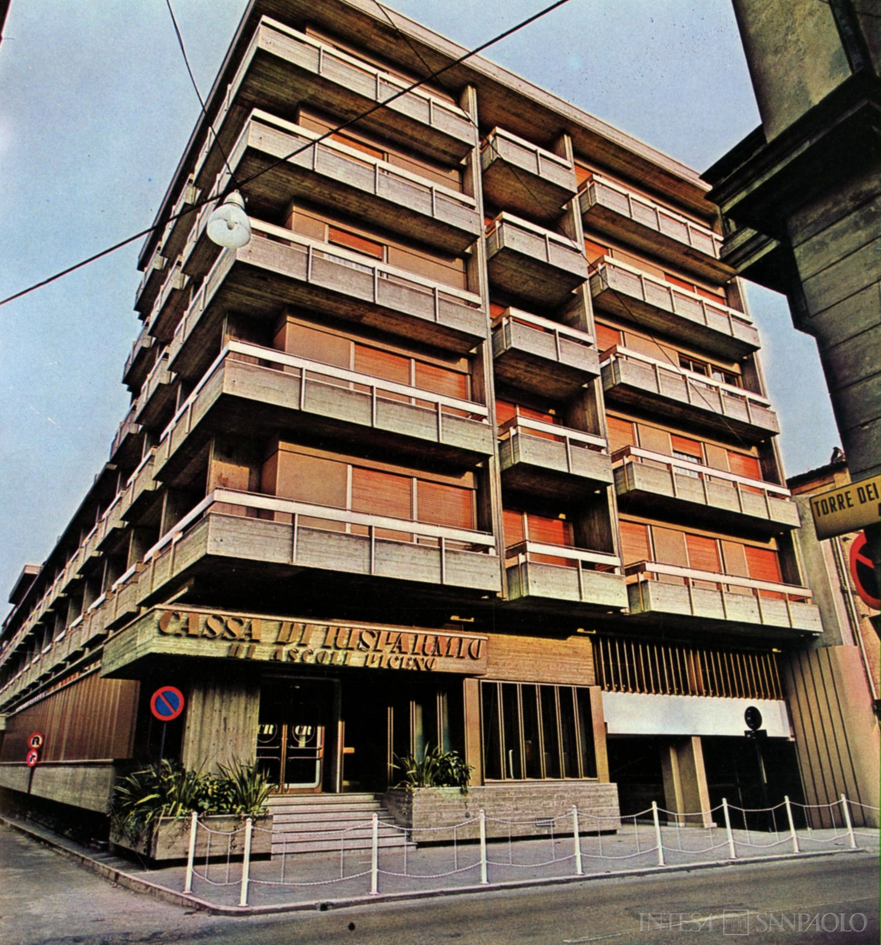 Cassa di Risparmio di Ascoli Piceno, il nuovo edificio della sede di San Benedetto del Tronto, fotografia tratta da Il Bollettino del Risparmio, n. 2, 1973 (fotografo sconosciuto)