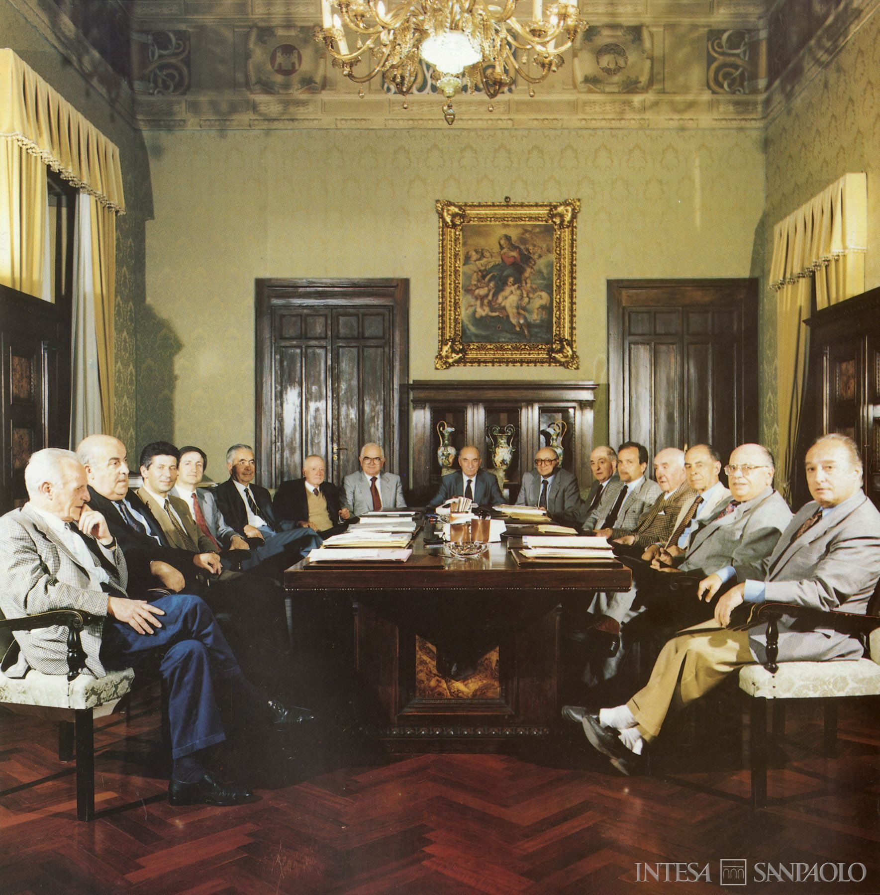 Cassa di Risparmio di Ascoli Piceno, il Consiglio di Amministrazione del 1992, fotografia tratta da La Cassa di Risparmio di Ascoli Piceno compie 150 anni (fotografo sconosciuto)