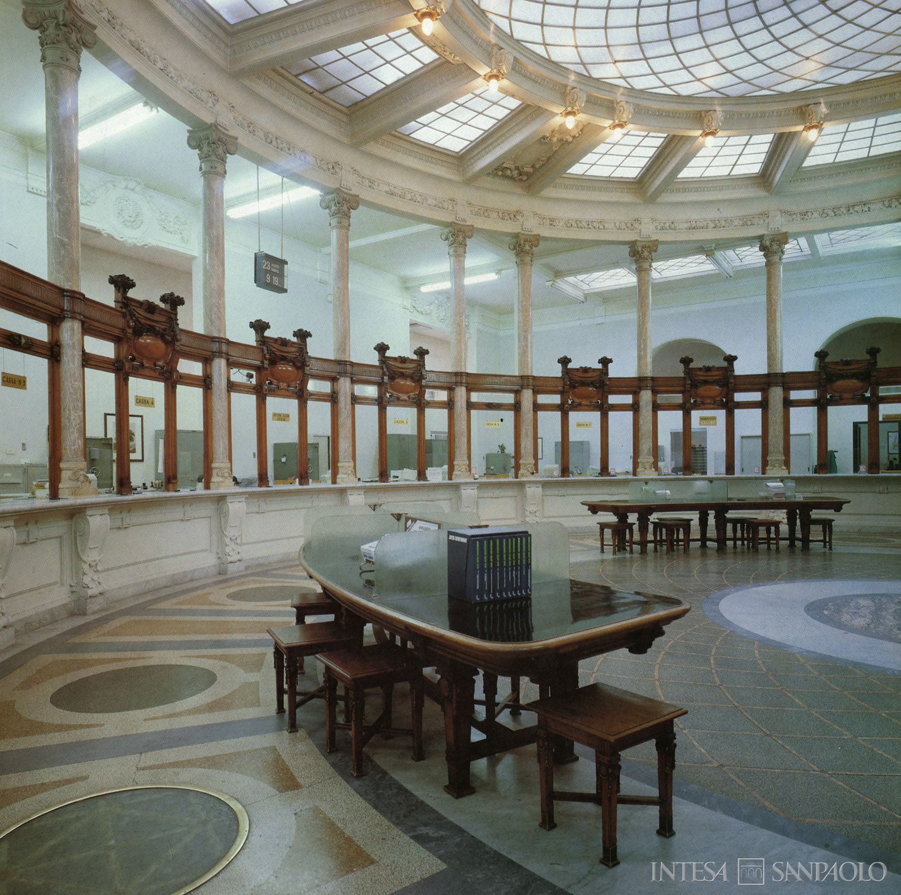 Cassa di Risparmio di Ascoli Piceno, il salone per il pubblico della sede, fotografia tratta da La Cassa di Risparmio di Ascoli Piceno compie 150 anni, 1992 (fotografo sconosciuto)