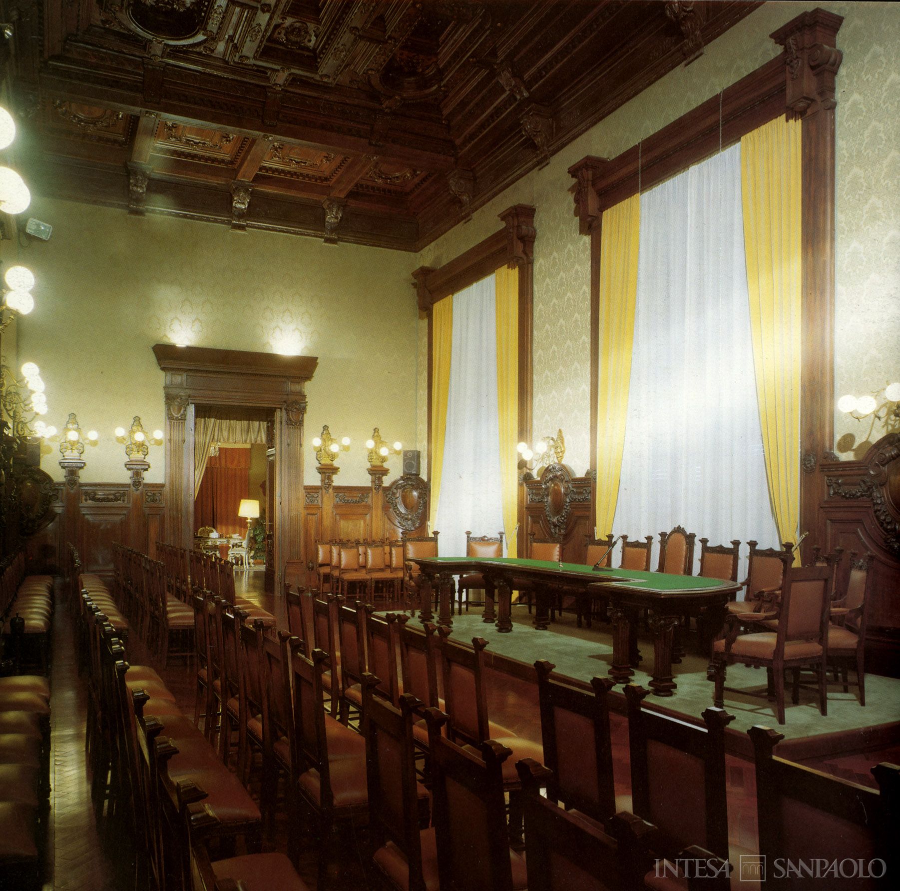 Cassa di Risparmio di Ascoli Piceno, il salone del Consiglio, fotografia tratta da La Cassa di Risparmio di Ascoli Piceno compie 150 anni, 1992 (fotografo sconosciuto)