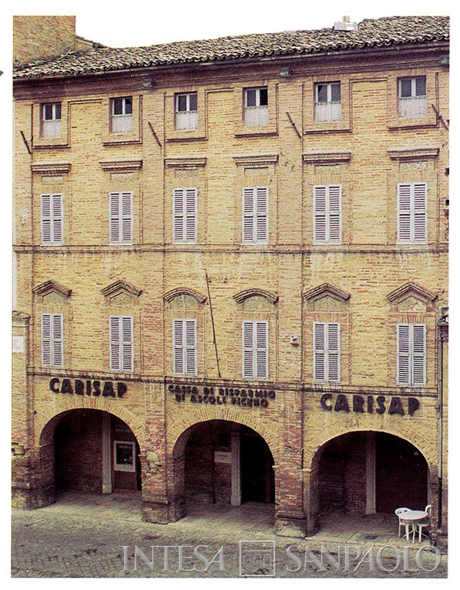 Cassa di Risparmio di Ascoli Piceno, la ex sede della Cassa di Risparmio di Offida alla fine degli anni Novanta, fotografia tratta dal volume Ascoli e la Cassa di Risparmio dal 1842 al 2000, 2000 (fotografo sconosciuto)