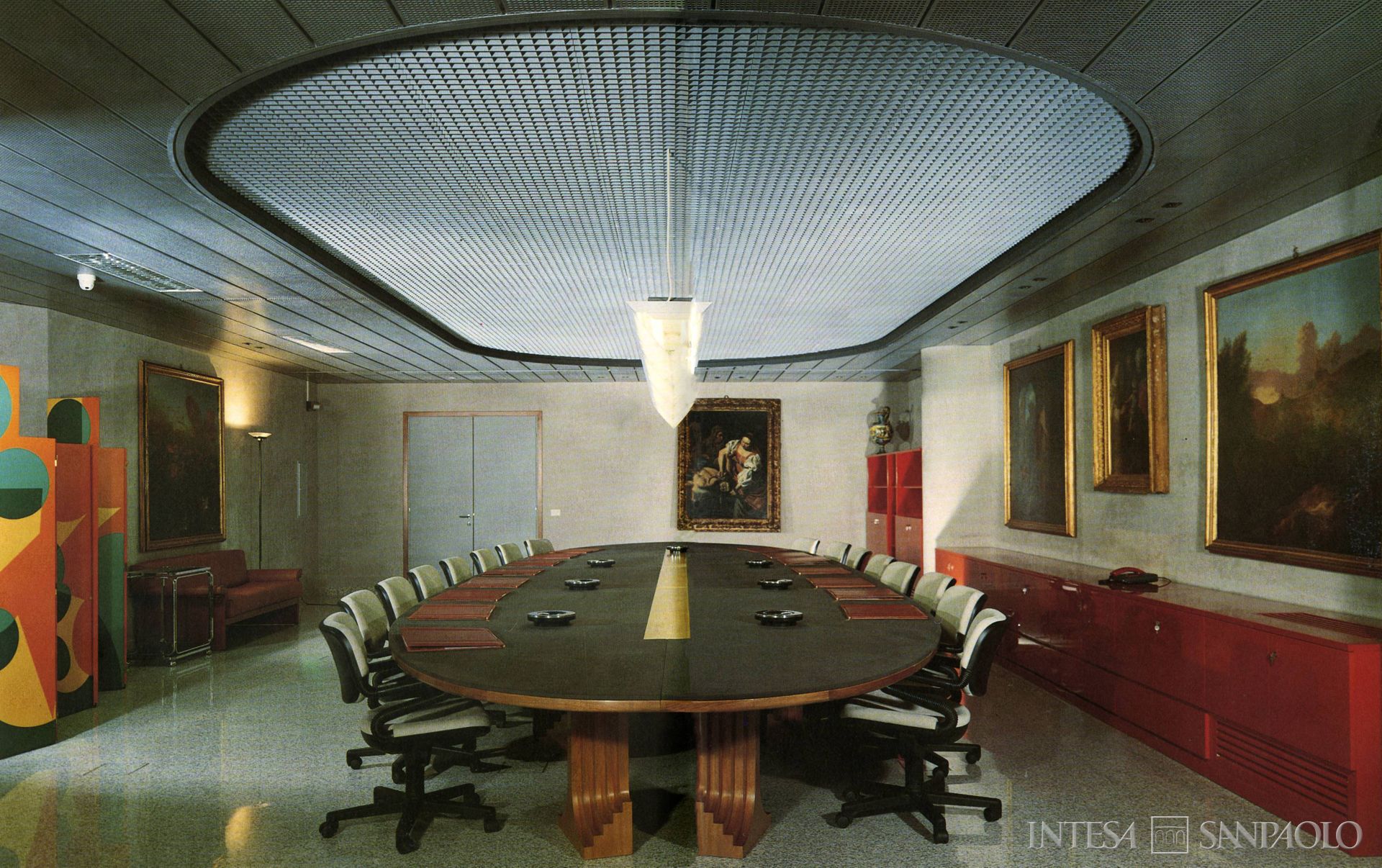 Banca Popolare Pesarese, Pesaro, Centro Direzionale, sala del Consiglio di Amministrazione, fotografia datata 1988 circa, tratta dalla pubblicazione edita dall'Istituto Banca Popolare Pesarese, 1988 (Angelotti & Ambrosini)