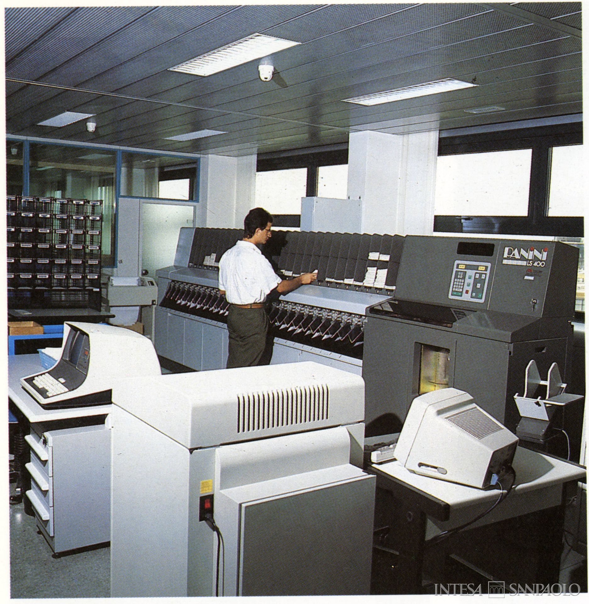 Banca Popolare Pesarese, Pesaro, Centro Direzionale, particolare del centro elaborazione dati, fotografia datata 1988 circa, tratta dalla pubblicazione edita dall'Istituto Banca Popolare Pesarese, 1988 (Romano Lapi)