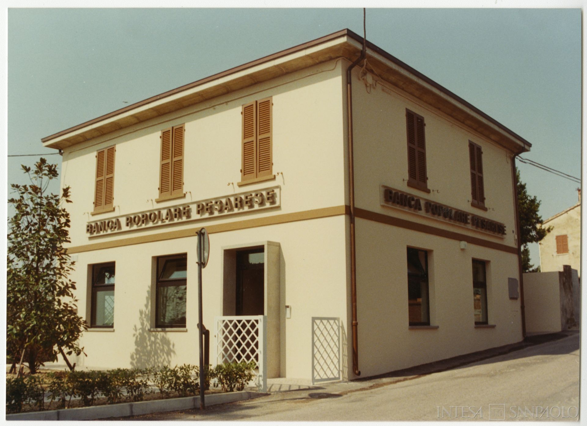 Banca Popolare Pesarese, la nuova agenzia di Novilara il giorno dell'inaugurazione, 20 luglio 1985 (fotografo sconosciuto)