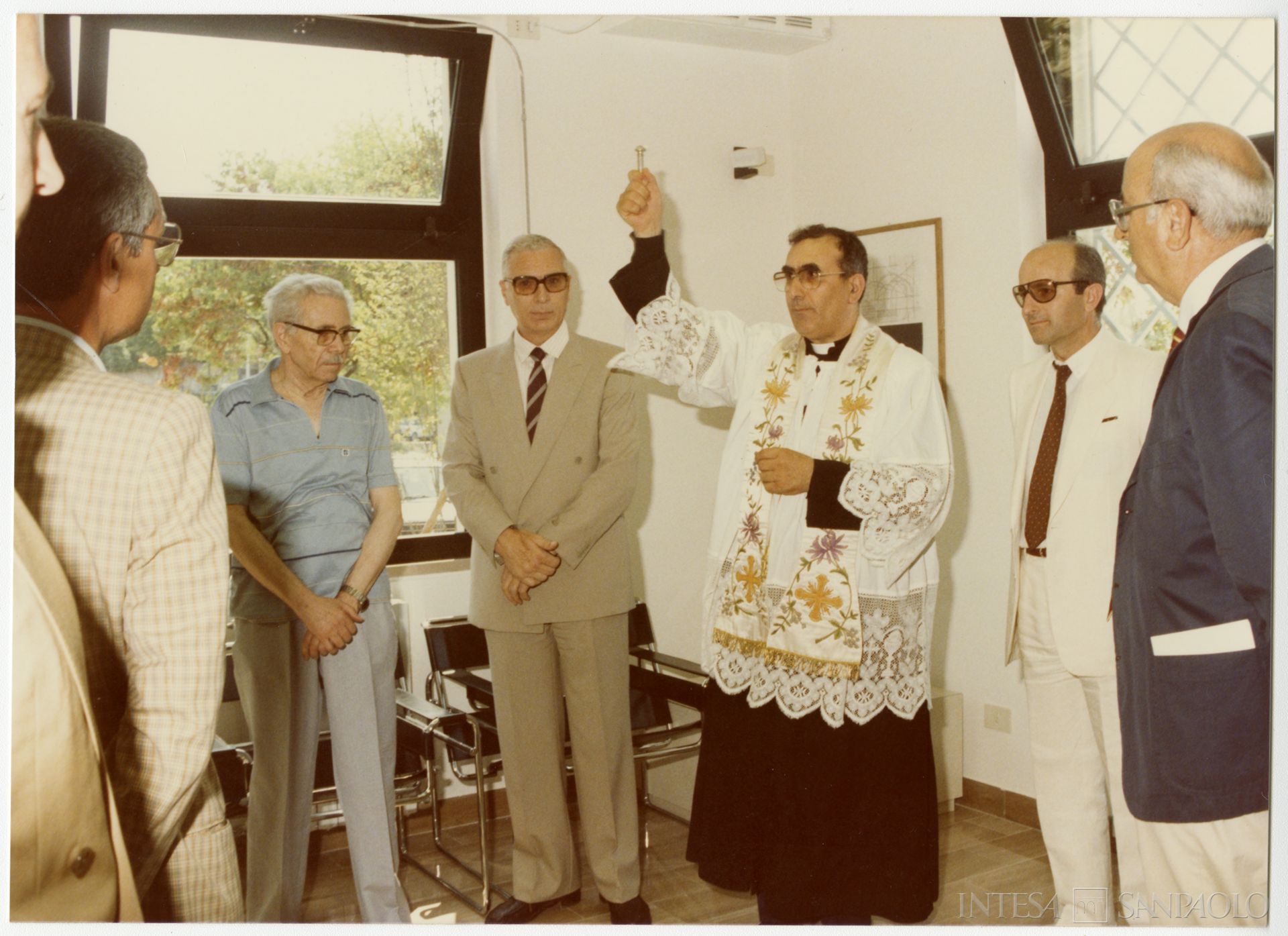 Banca Popolare Pesarese, benedizione dell'agenzia di Novilara nel giorno dell'inaugurazione, 20 luglio 1985 (fotografo sconosciuto)