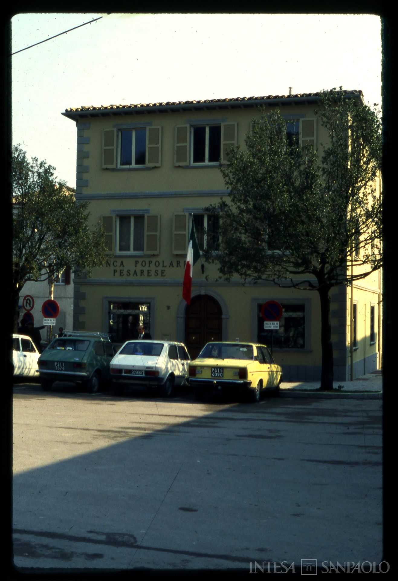 Banca Popolare Pesarese, la nuova sede dell'Agenzia di Fermignano, 1980 circa (fotografia di Furio Zàbigid)