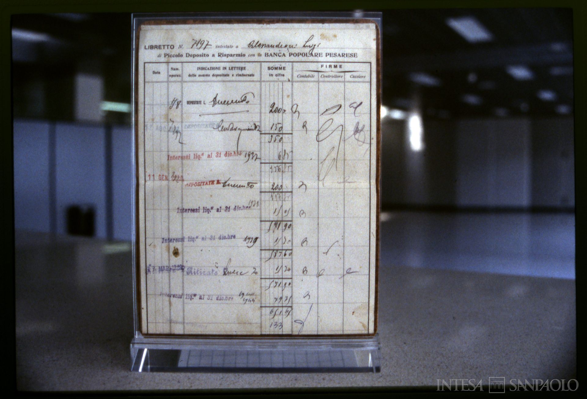 Banca Popolare Pesarese, libretto di piccolo deposito a risparmio degli anni Trenta, esposto nella sede, anni Ottanta (fotografo sconosciuto)