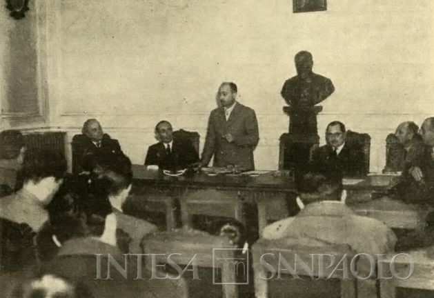 Cassa di Risparmio di Città di Castello, premiazione dei vincitori della Mostra Equina svoltasi nella sede dell'istituto, fotografia tratta da Il Bollettino del Risparmio, n. 1, 1951 (fotografo sconosciuto)