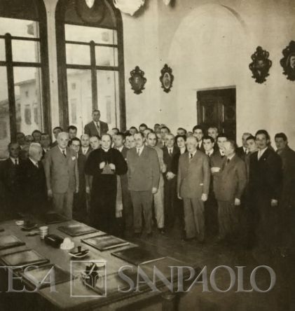 Cassa di Risparmio di Città di Castello, Monsignor Luigi Cicuttini visita la sede dell'Istituto, fotografia tratta da Il Bollettino del Risparmio, n. 3-4, 1957 (otografo sconosciuto)