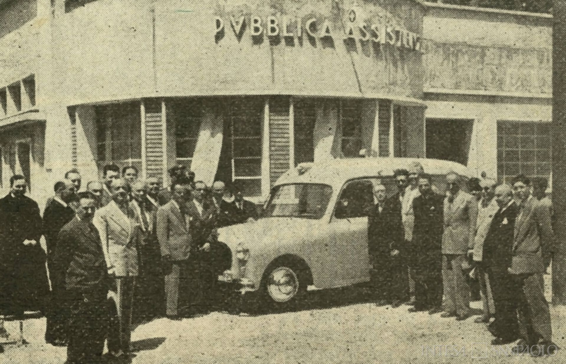 Cassa di Risparmio di Foligno, l'ambulanza donata dall'istituto alla Croce Bianca, fotografia tratta da Il Bollettino del Risparmio, n. 6, 1953 (fotografo sconosciuto)
