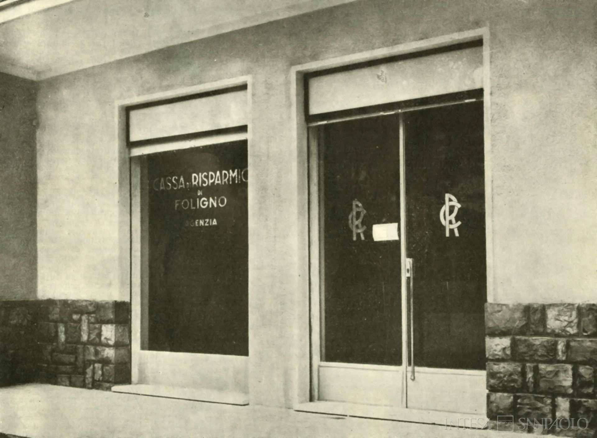 Cassa di Risparmio di Foligno, l'ingresso dell'agenzia presso il Foro Boario, fotografia tratta da Il Bollettino del Risparmio, n. 10, 1959 (fotografo sconosciuto)