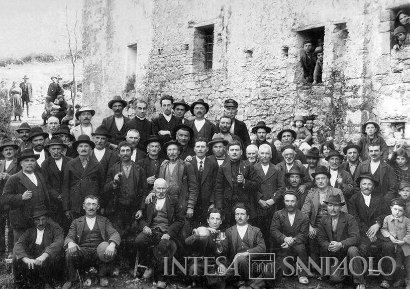 Cassa Rurale dei Prestiti e Risparmi di Rasiglia, i soci dell'Istituto ritratti nel giorno dell'acquisto della Cassa Rurale da parte della Cassa di Risparmio di Foligno, 17 novembre 1929 (fotografia di Rinaldo Laurentini), fotografia tratta da la Gazzetta di Foligno, 14 dicembre 2008