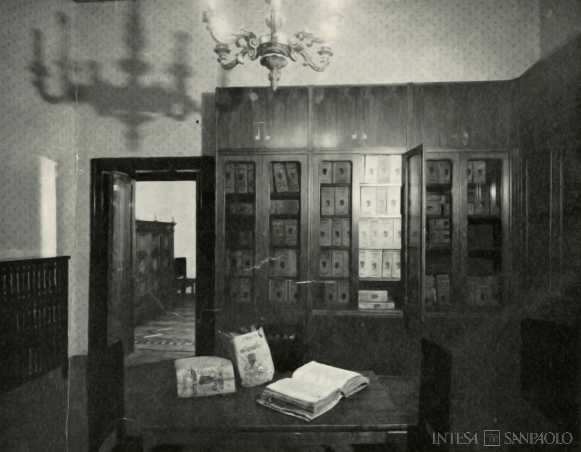 Cassa di Risparmio di Terni, l'archivio storico del Monte di Credito su Pegno, fotografia tratta da Il Bollettino del Risparmio, n. 5-6, 1969 (fotografo sconosciuto)