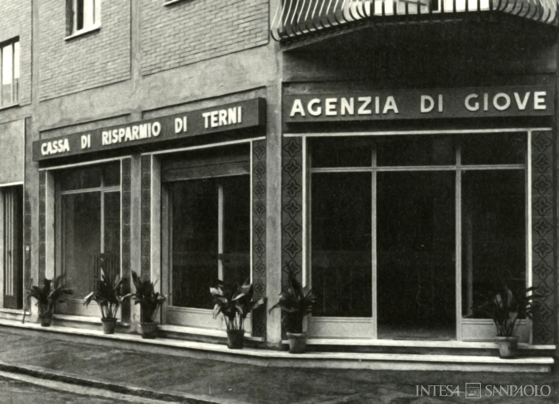 Cassa di Risparmio di Terni, agenzia di Giove, fotografia tratta da Il Bollettino del Risparmio, n. 2, 1970 (fotografo sconosciuto)