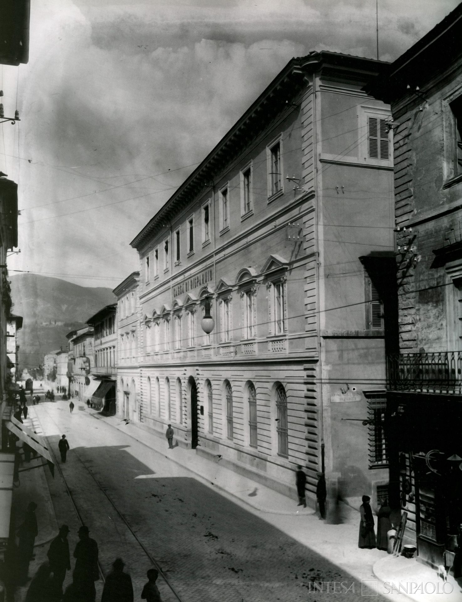 Cassa di Risparmio di Terni, Palazzo Leoni Montani, inizio XX sec., fotografia tratta dal volume Palazzo Montani Leoni. Sede della Fondazione Cassa di risparmio Terni e Narni, di Anna Ciccarelli, 2011 (fotografo sconosciuto)