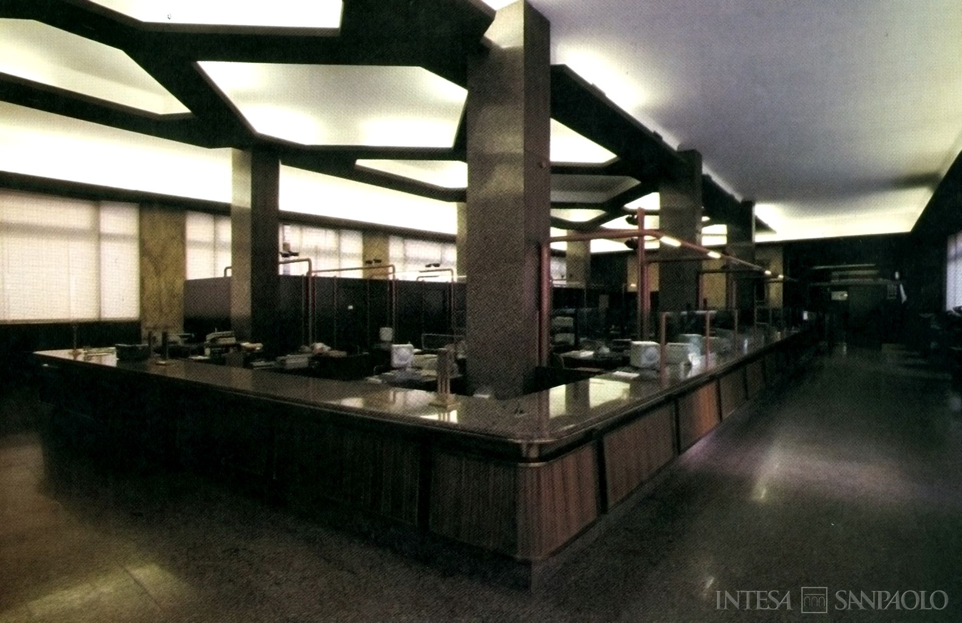 Cassa di Risparmio di Terni e Narni, il salone del pubblico, nella Sede Centrale fotografia tratta dalla pubblicazione dedicata al bilancio dell'anno 1985 (fotografo sconosciuto)