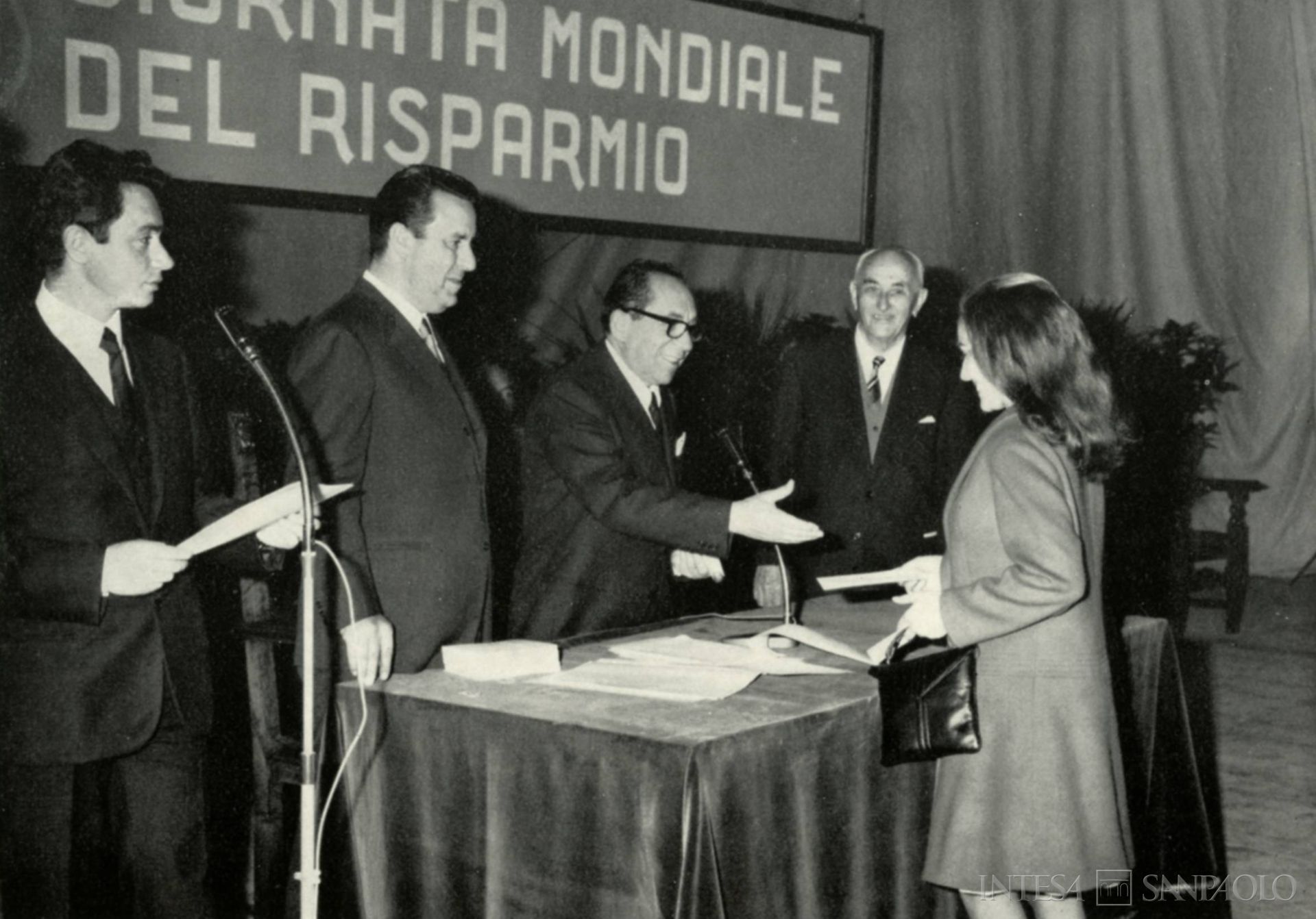 Cassa di Risparmio di Rieti, il vice presidente Lorenzo Laurenzi premia la vincitrice del concorso La Pagella d'Oro durante la Giornata del Risparmio, fotografia tratta da Il Bollettino del Risparmio, n. 11, 1968 (fotografo sconosciuto)