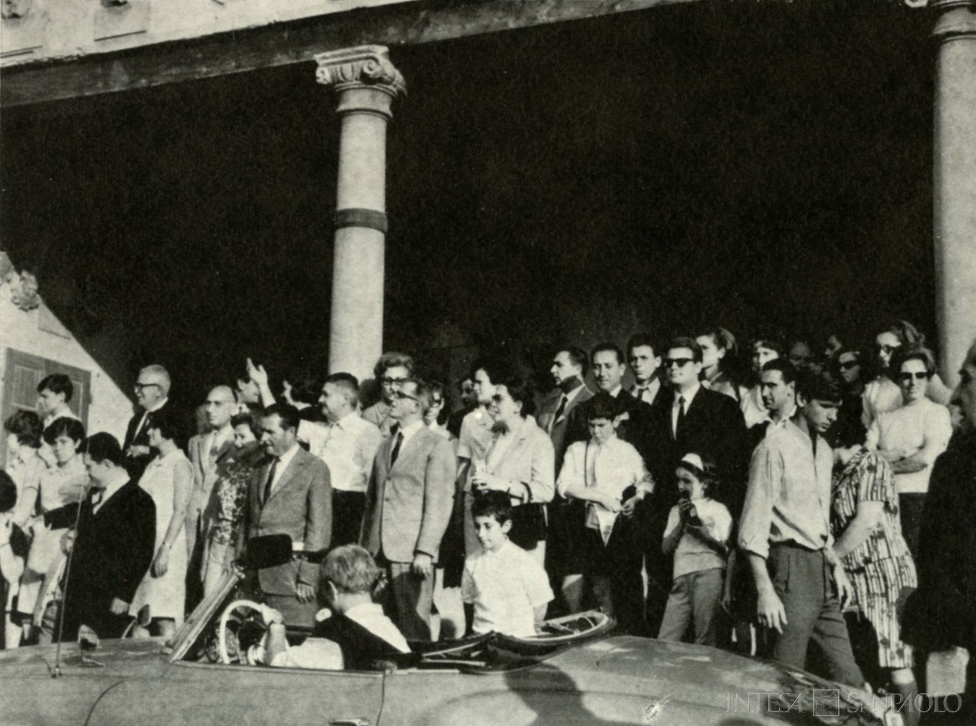 Cassa di Risparmio di Rieti, il presidente Giustino De Santis (al centro) durante una gita aziendale, fotografia tratta da Il Bollettino del Risparmio, n. 12, 1966 (fotografo sconosciuto)