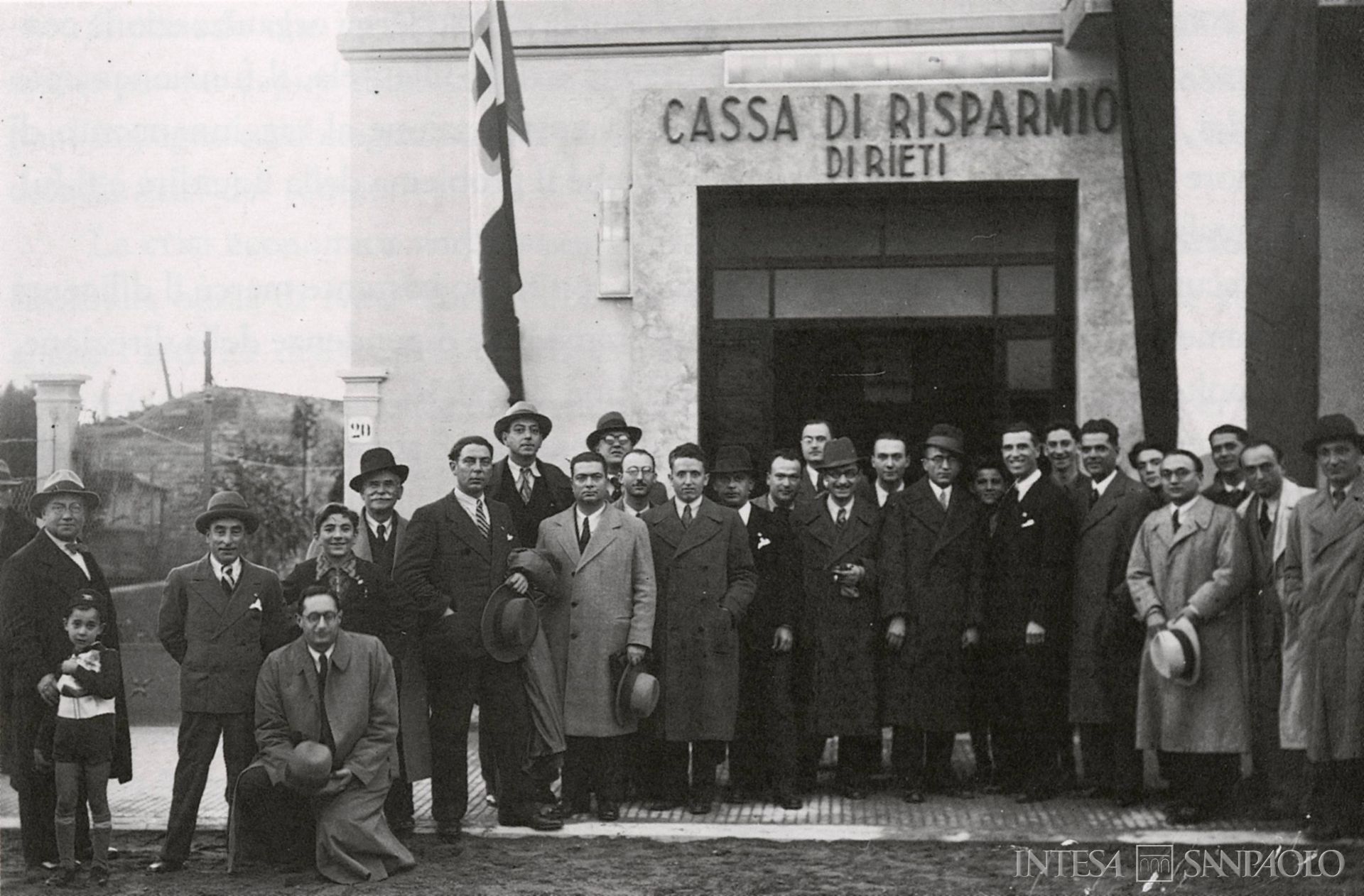 Cassa di Risparmio di Rieti, inaugurazione di una filiale, anni Trenta, fotografia tratta da Cassa di Risparmio di Rieti. 150° della fondazione, 1996 (fotografo sconosciuto)