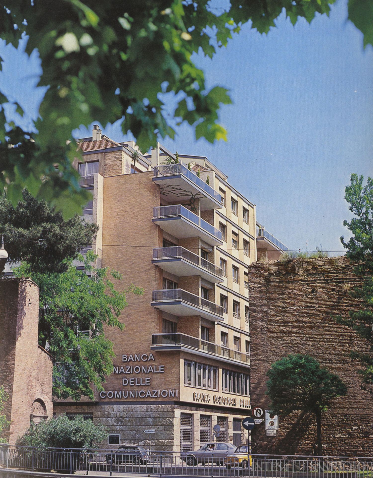 Banca Nazionale delle Comunicazioni, sede della direzione generale di Roma, fotografia tratta da un opuscolo dedicato al bilancio del 1977 (fotografo sconosciuto)