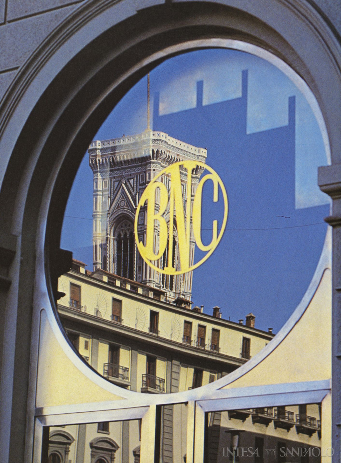 Banca Nazionale delle Comunicazioni, logo dell'Istituto sull'entrata della filiale di Firenze, fotografia tratta da un opuscolo dedicato al bilancio del 1978 (fotografo sconosciuto)
