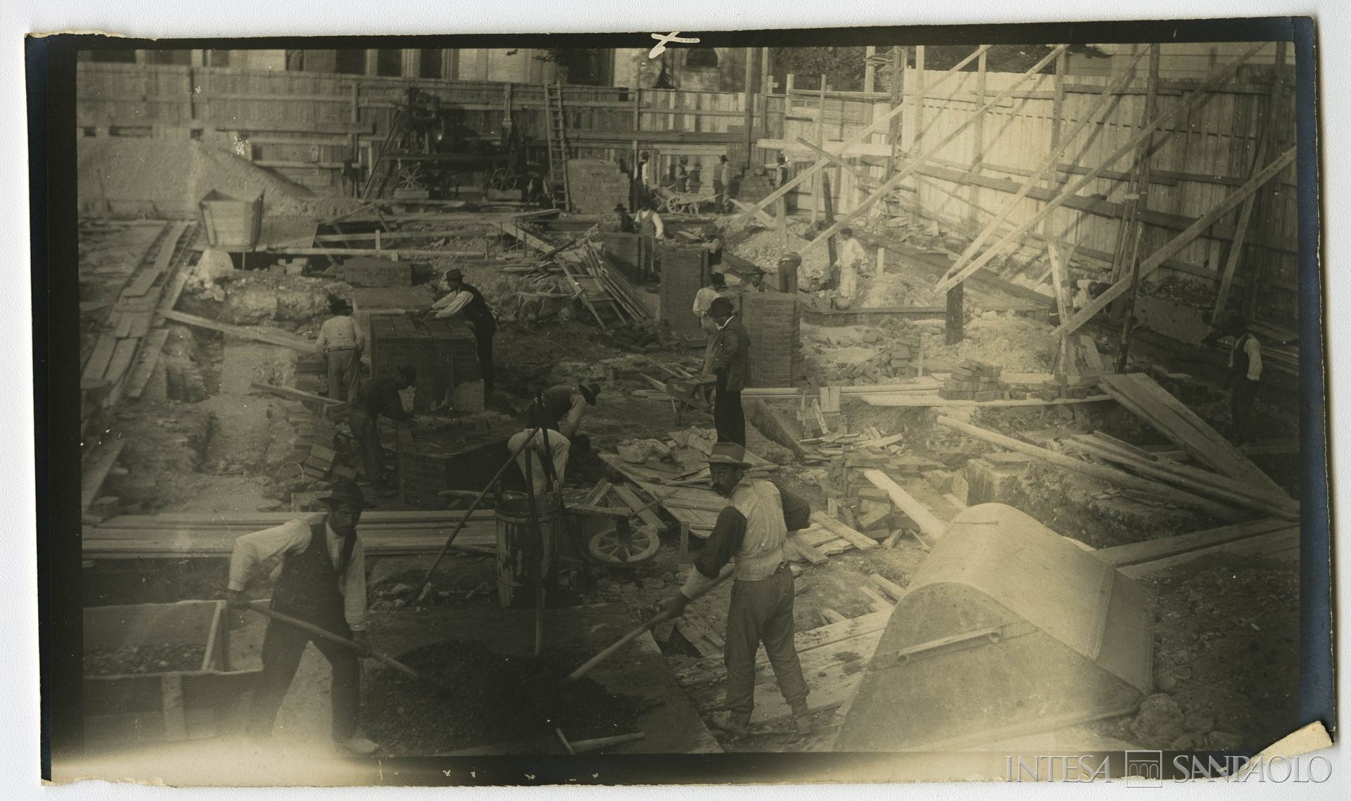 Cassa di Risparmio di Padova, Palazzo Donghi a Padova, sede dell'Istituto, in costruzione,  20 maggio 1914 (fotografo sconosciuto, forse Ing. Barcelloni)