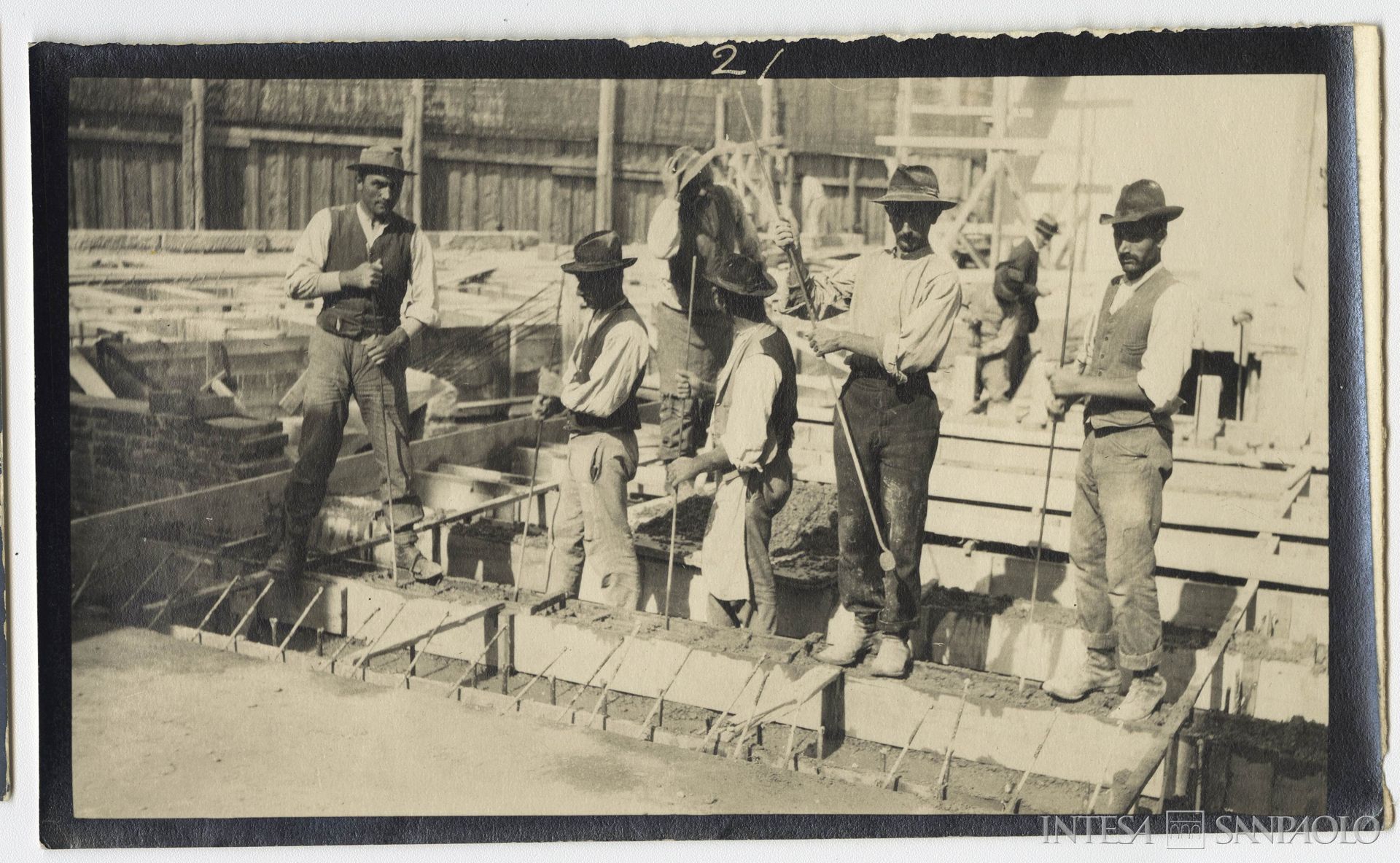 Cassa di Risparmio di Padova, Palazzo Donghi a Padova, sede dell'Istituto, in costruzione: gettata per piccolo caveau,  26 settembre 1914 (fotografo sconosciuto, forse Ing. Barcelloni)