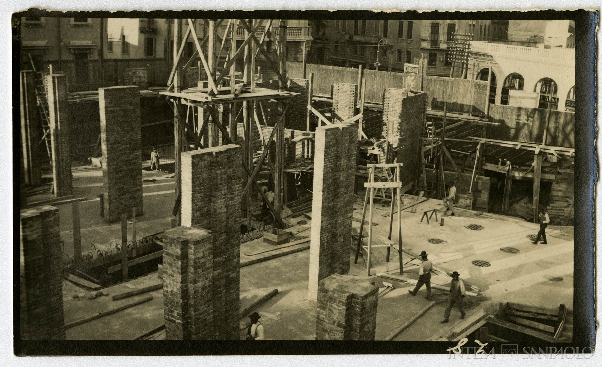 Cassa di Risparmio di Padova, Palazzo Donghi a Padova, sede dell'Istituto, in costruzione, 11 novembre 1914 (fotografo sconosciuto, forse Ing. Barcelloni)