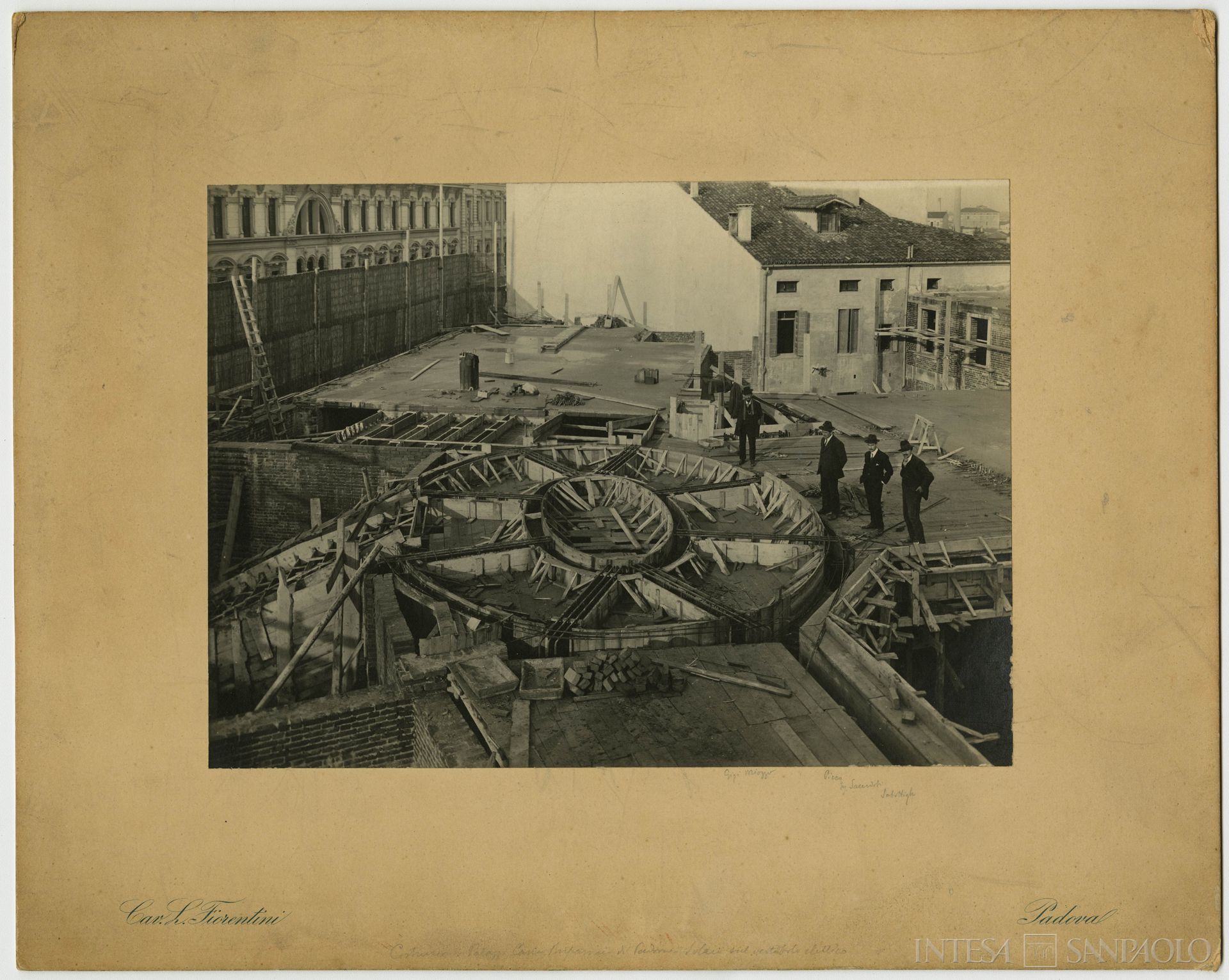 Cassa di Risparmio di Padova, Palazzo Donghi a Padova, sede dell'Istituto, in costruzione: solaio del vestibolo ellittico, 1915 (fotografia di Cav. L. Fiorentini)