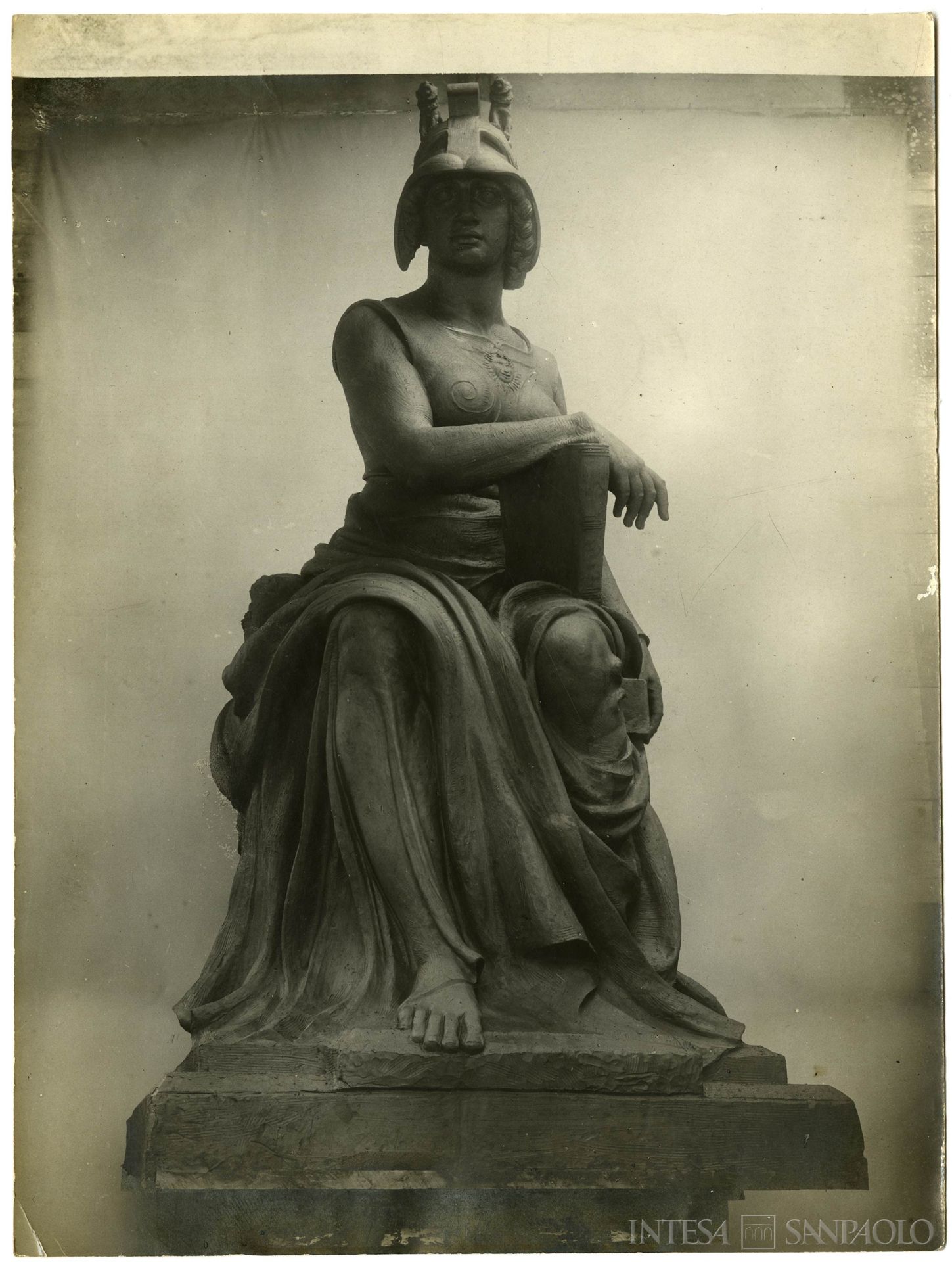 Cassa di Risparmio di Padova, Palazzo Donghi a Padova, sede dell'Istituto: scultura raffigurante la dea Minerva di Eugenio Bellotto per il sopraporta dell'ingresso, 1913-1919 (fotografo sconosciuto)