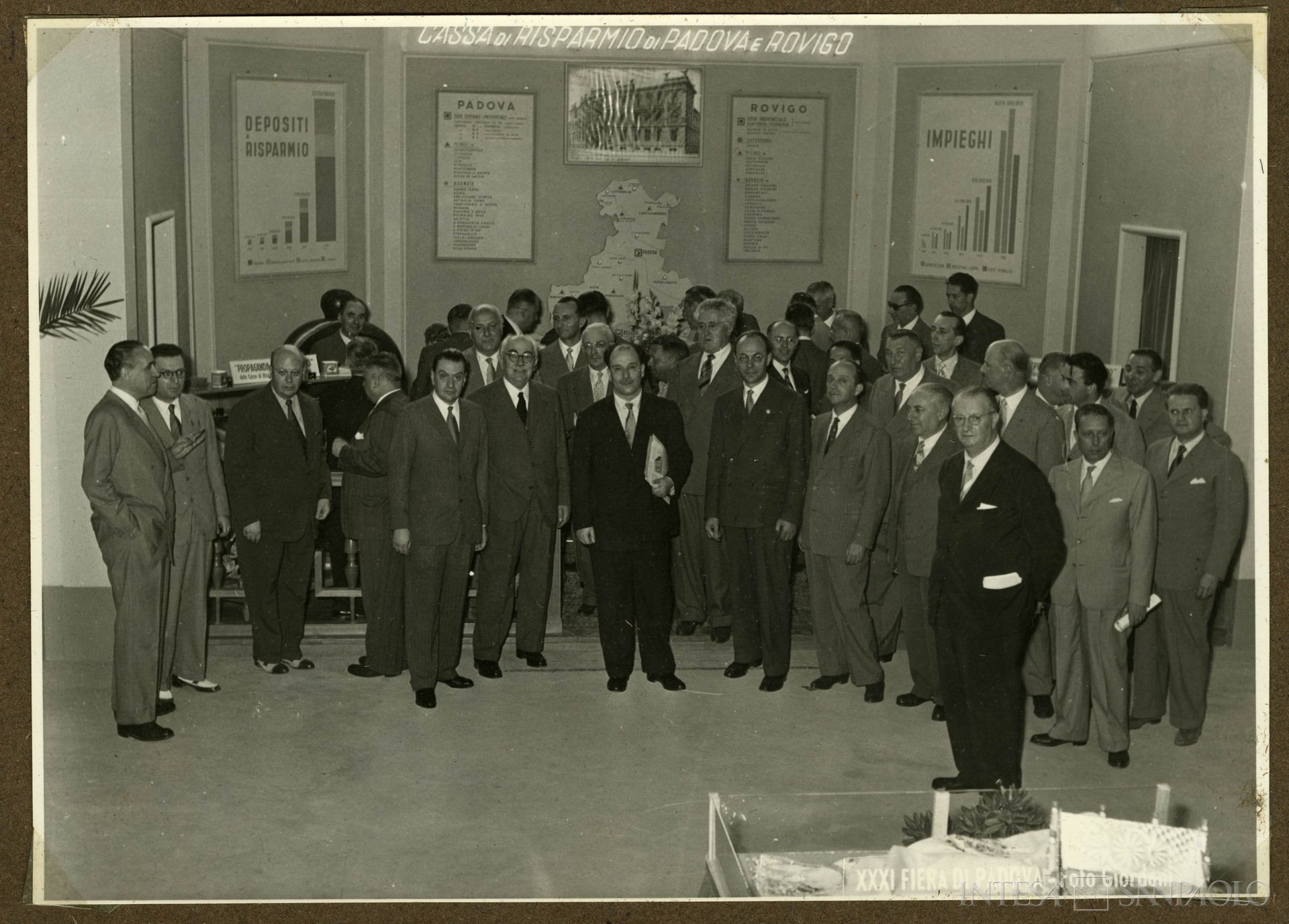 Cassa di Risparmio di Padova e Rovigo, Fiera di Padova, Stefano Siglienti in visita allo stand dell'Istituto, giugno 1953 (fotografia di Foto Giordani)