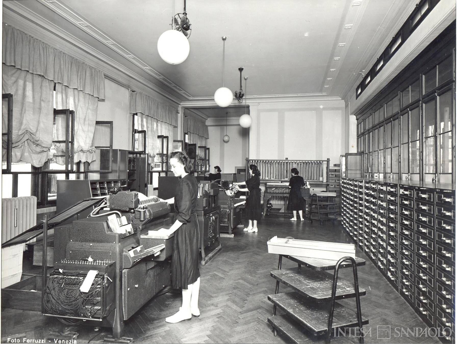 Cassa di Risparmio di Venezia, sede in campo Manin, sala del meccanografico, 1962 circa (Foto Ferruzzi)