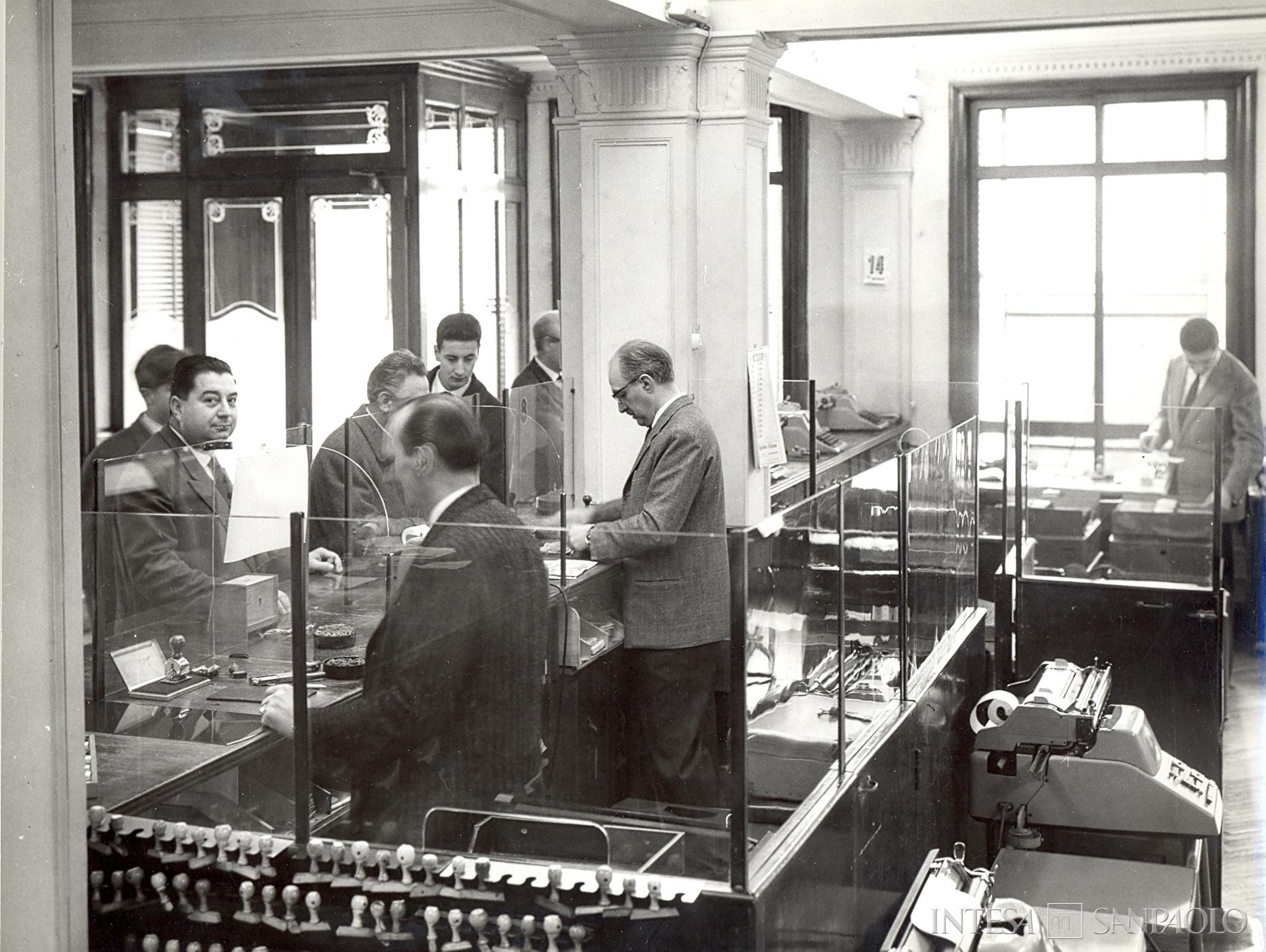 Cassa di Risparmio di Venezia, impiegati e clienti nella filiale della sede, 14 marzo 1962 (fotografo sconosciuto)