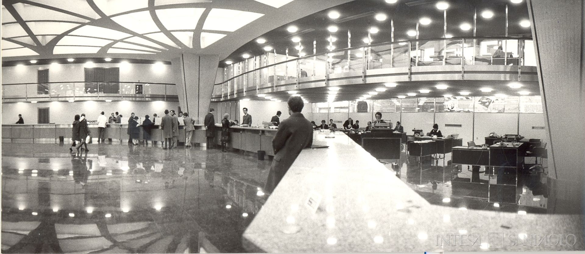 Cassa di Risparmio di Venezia, palazzo Nervi Scattolin, il salone del pubblico, 1972 circa (fotografia di Studio fotografico Giacomelli)