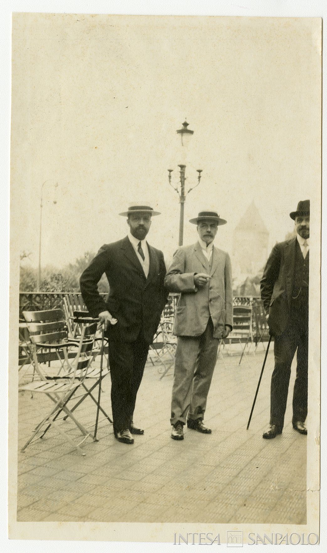Giuseppe Volpi, primo a sinistra, insieme a Pietro Bertolini e Bernardino Nogara al trattato di Ouchy, Losanna, 18 ottobre 1912 (fotografo sconosciuto)