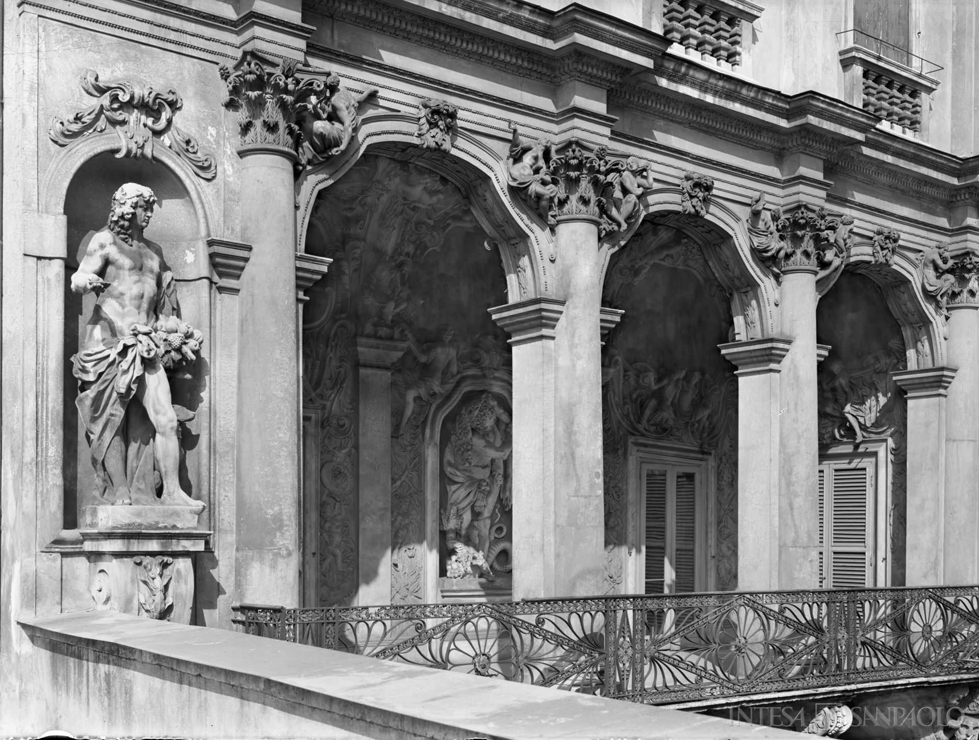 Banca Cattolica del Veneto, Vicenza, Palazzo Leoni Montanari, scorcio della Loggia d'Ercole nel cortile; a sinistra la statua di Apollo, 1966 (fotografia di Tapparo & Trentin)
