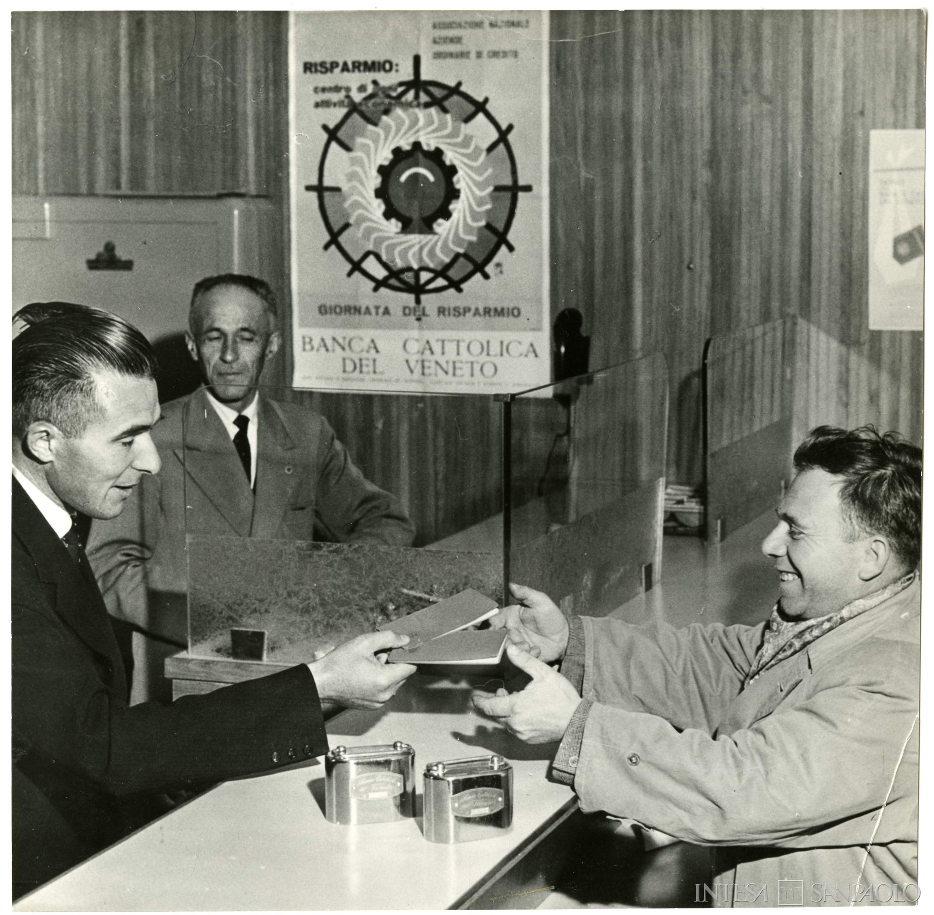 Banca Cattolica del Veneto, Giornata mondiale del risparmio, consegna di due libretti di risparmio al padre di due gemelli, 31 ottobre 1961 (fotografo sconosciuto)